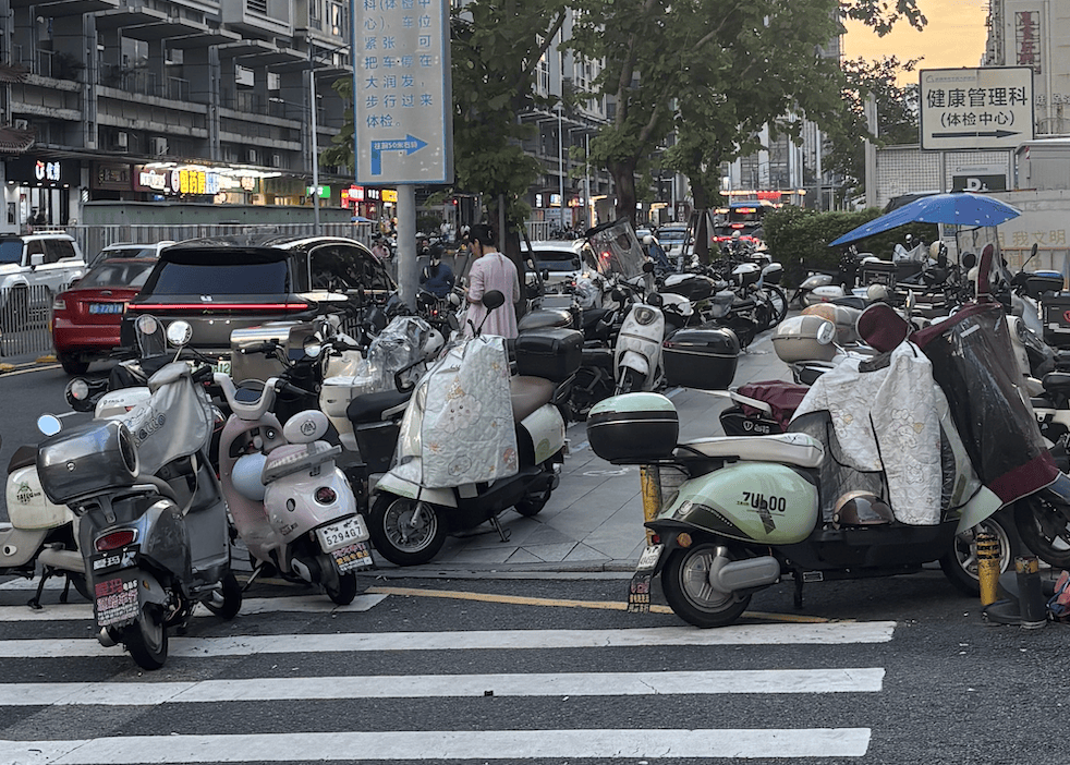 深圳一医院门口被指“举步维艰”<strong></p>
<p>中信海直股票</strong>！整治后记者实探:仍很堵