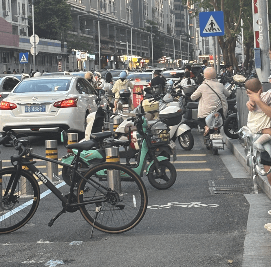 深圳一医院门口被指“举步维艰”<strong></p>
<p>中信海直股票</strong>！整治后记者实探:仍很堵