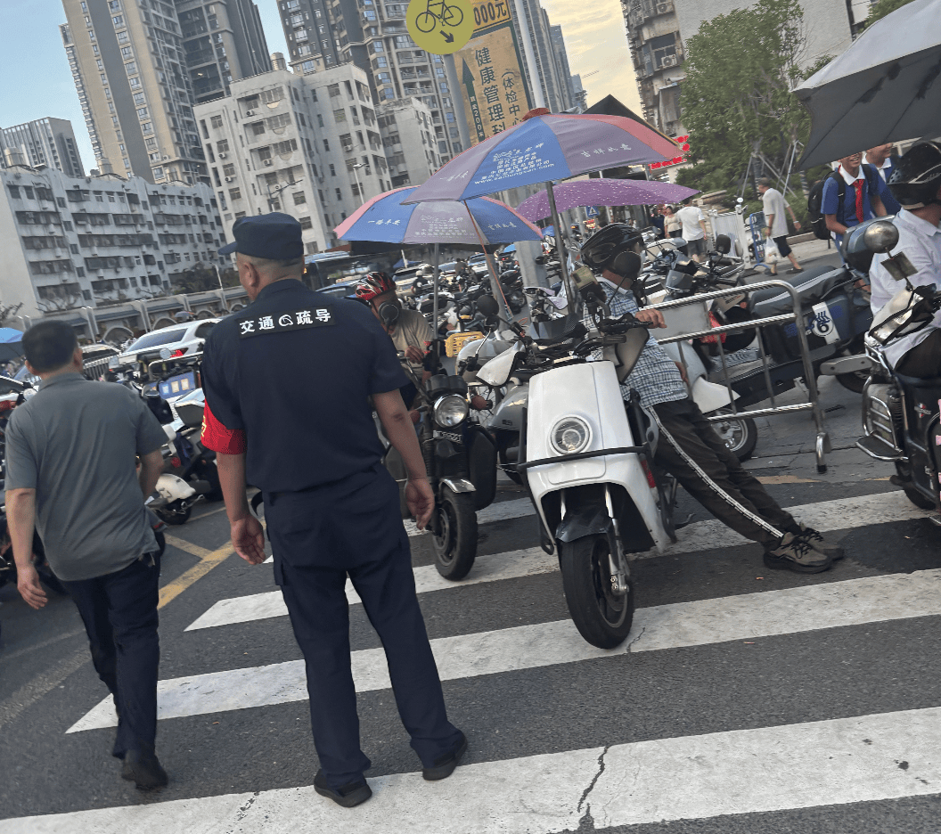 深圳一医院门口被指“举步维艰”<strong></p>
<p>中信海直股票</strong>！整治后记者实探:仍很堵