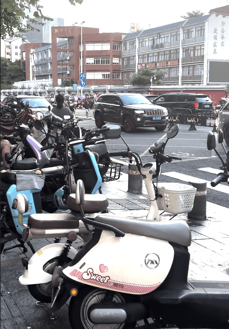 深圳一医院门口被指“举步维艰”<strong></p>
<p>中信海直股票</strong>！整治后记者实探:仍很堵