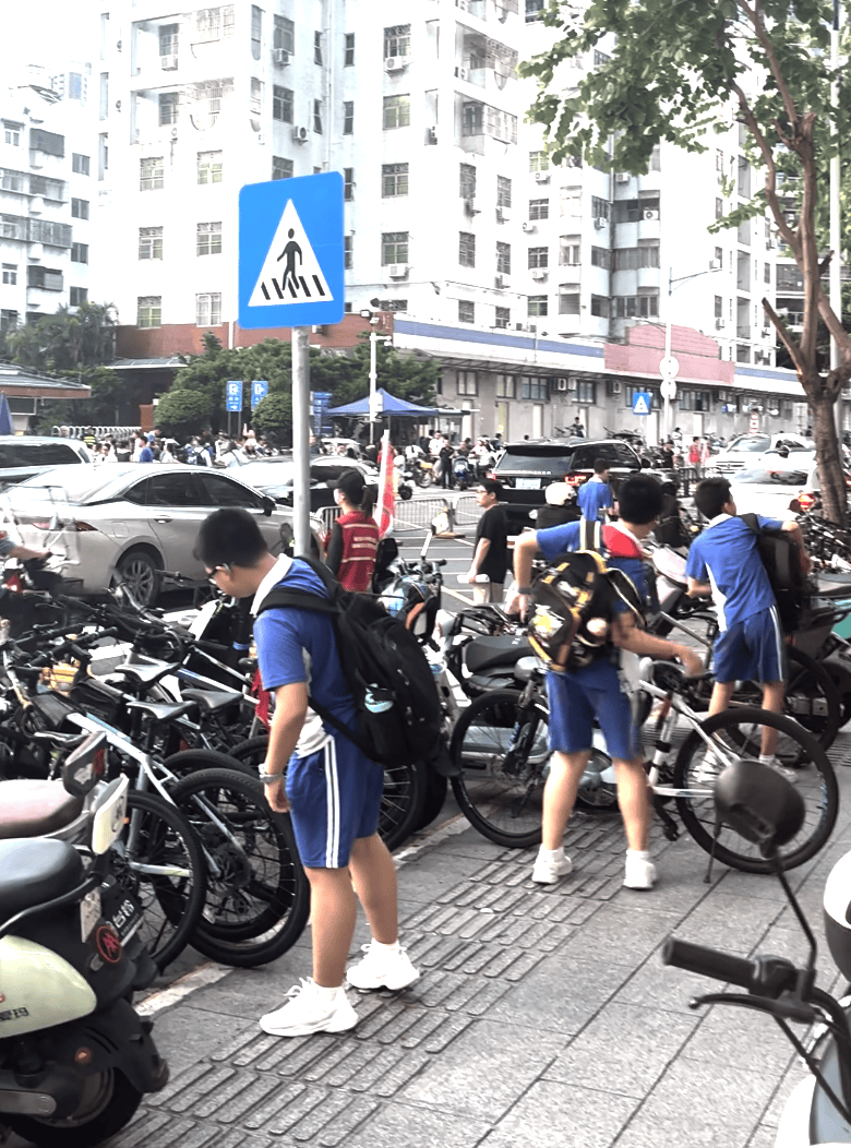 深圳一医院门口被指“举步维艰”<strong></p>
<p>中信海直股票</strong>！整治后记者实探:仍很堵