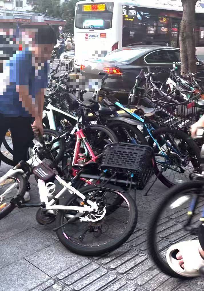 深圳一医院门口被指“举步维艰”<strong></p>
<p>中信海直股票</strong>！整治后记者实探:仍很堵