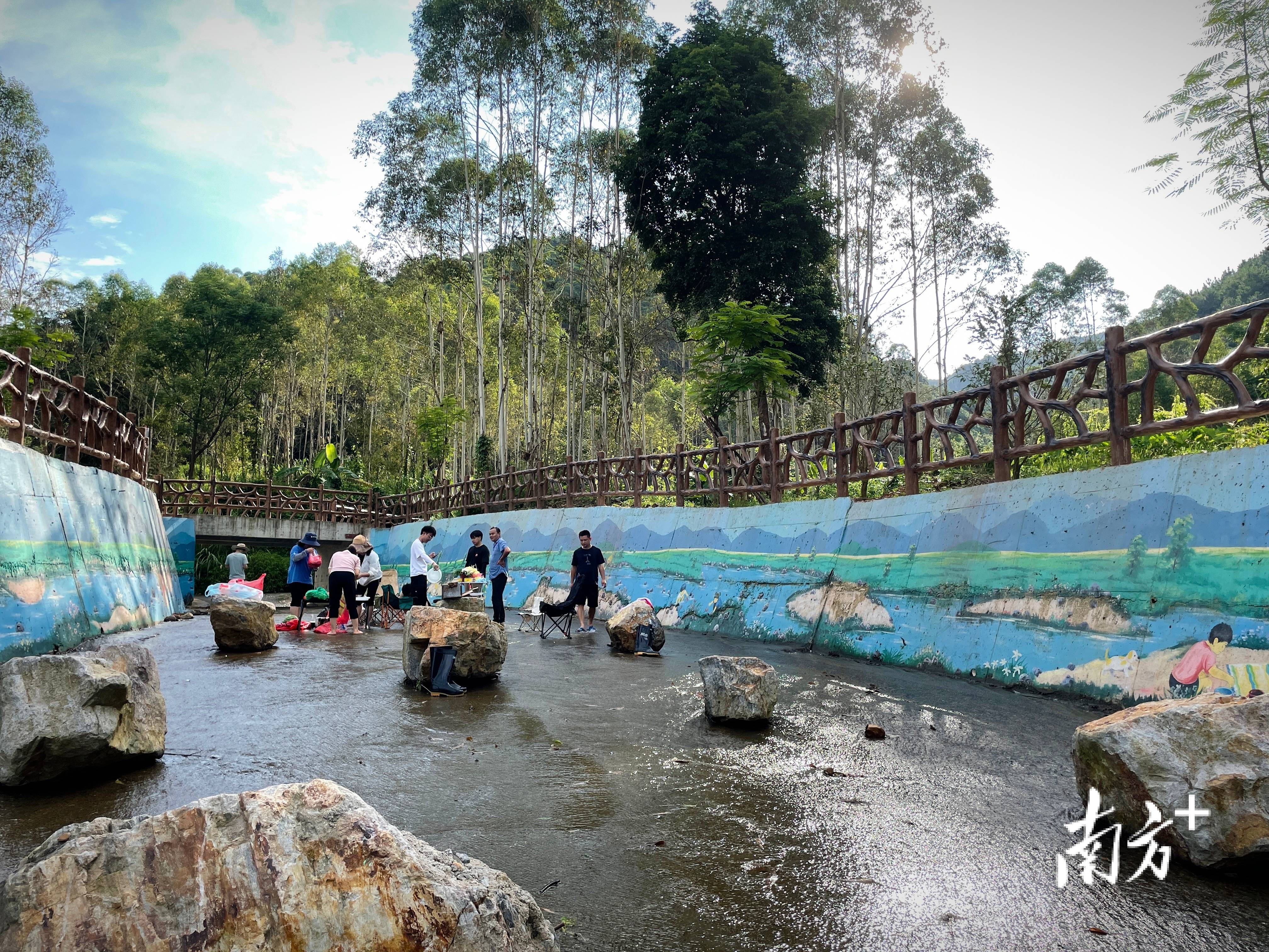 “外来媳妇”谭焕贞五年深耕<strong></p>
<p>中信海直股票</strong>，佛冈高岗宝山村换新貌