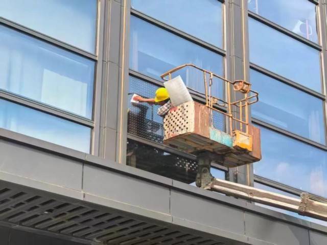 北京一座大厦楼下躺了14只鸟<strong></p>
<p>北京银行股票</strong>，12只已死亡！元凶竟是玻璃