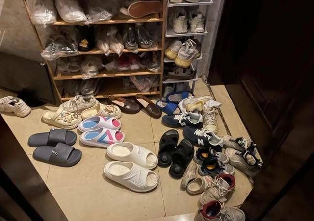 物业“不让门口放鞋子”<strong></p>
<p>北京银行股票</strong>,门口放鞋柜违法吗?