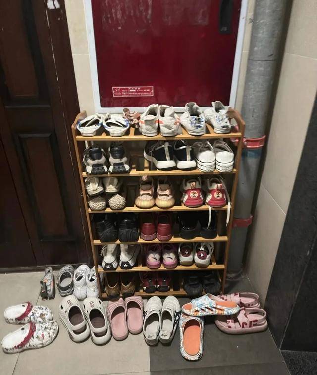 物业“不让门口放鞋子”<strong></p>
<p>北京银行股票</strong>,门口放鞋柜违法吗?