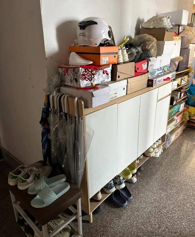 物业“不让门口放鞋子”<strong></p>
<p>北京银行股票</strong>,门口放鞋柜违法吗?