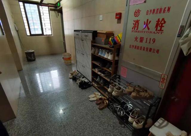 物业“不让门口放鞋子”<strong></p>
<p>北京银行股票</strong>,门口放鞋柜违法吗?