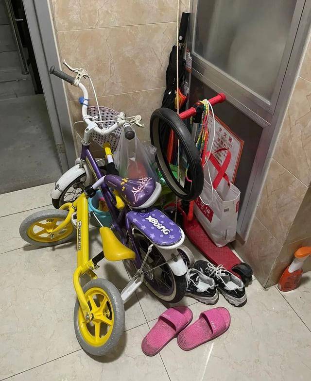 物业“不让门口放鞋子”<strong></p>
<p>北京银行股票</strong>,门口放鞋柜违法吗?