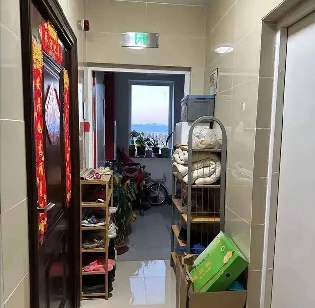 物业“不让门口放鞋子”<strong></p>
<p>北京银行股票</strong>,门口放鞋柜违法吗?