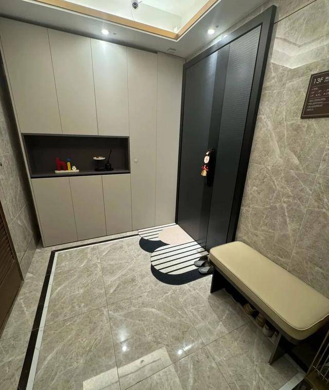 物业“不让门口放鞋子”<strong></p>
<p>北京银行股票</strong>,门口放鞋柜违法吗?