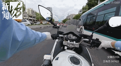 事发上海晚高峰!汹涌车流中<strong></p>
<p>云内动力股票</strong>,一男子绝望跳车,直奔民警而去……