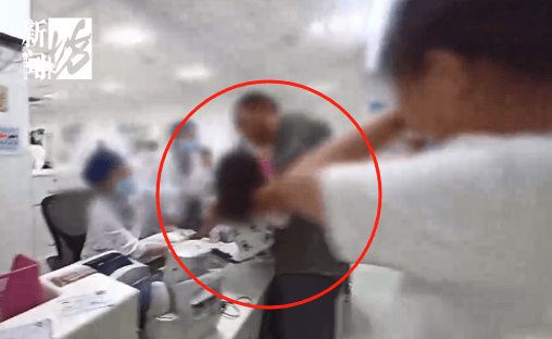 事发上海晚高峰!汹涌车流中<strong></p>
<p>云内动力股票</strong>,一男子绝望跳车,直奔民警而去……