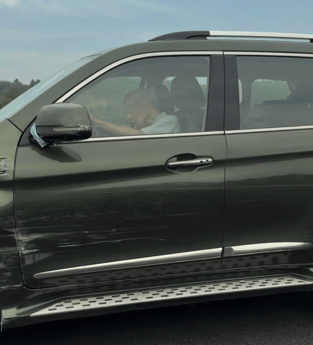 “司机像没意识了一样!”男子称SUV在高速上慢行、撞上石墩也不停<strong></p>
<p>万科a股票</strong>,交警:司机目前无生命危险