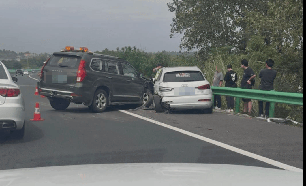 “司机像没意识了一样!”男子称SUV在高速上慢行、撞上石墩也不停<strong></p>
<p>万科a股票</strong>,交警:司机目前无生命危险