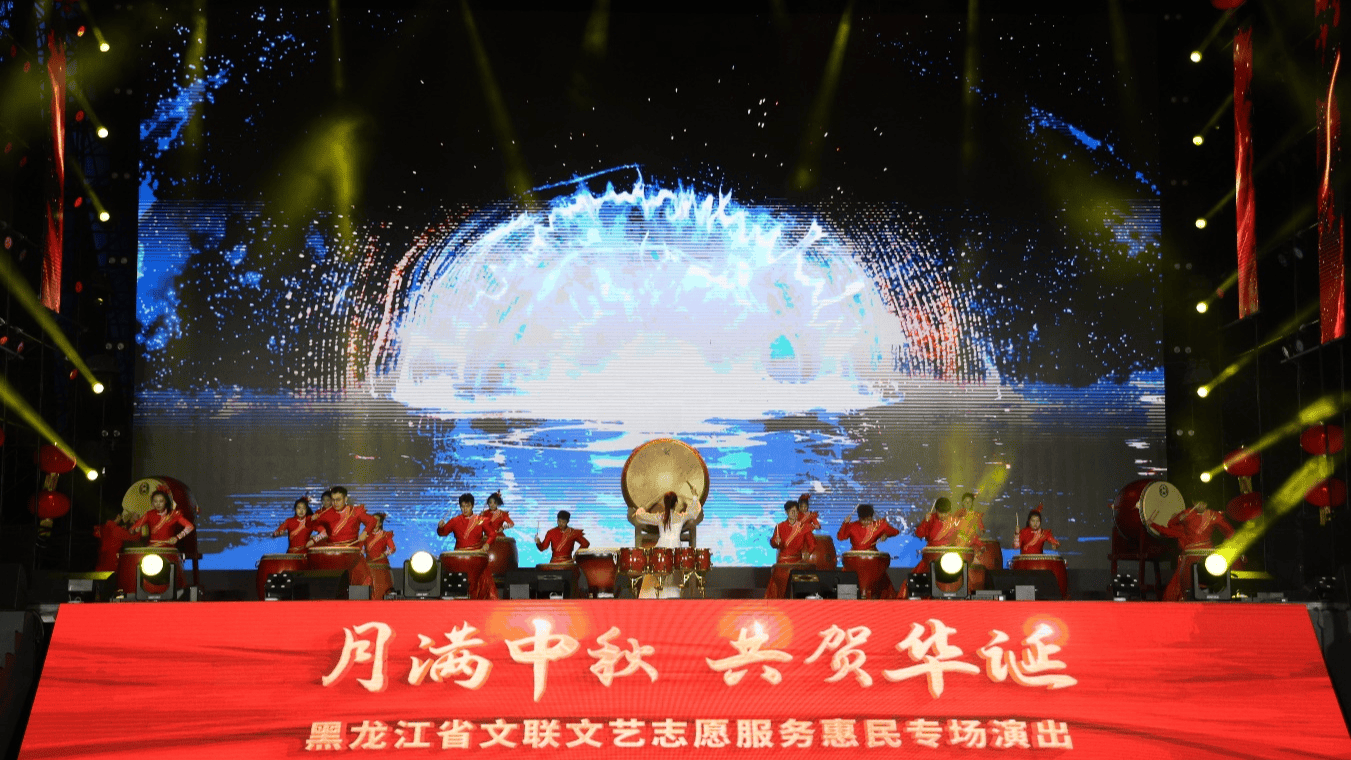 数万游客齐聚哈尔滨冰雪大世界 共赴国庆欢乐盛宴