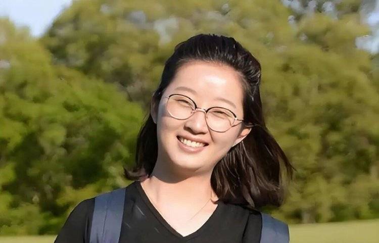 章莹颖男友国庆探望章父并协助直播<strong></p>
<p>万科a股票</strong>，网友劝其早点结婚，本人回应