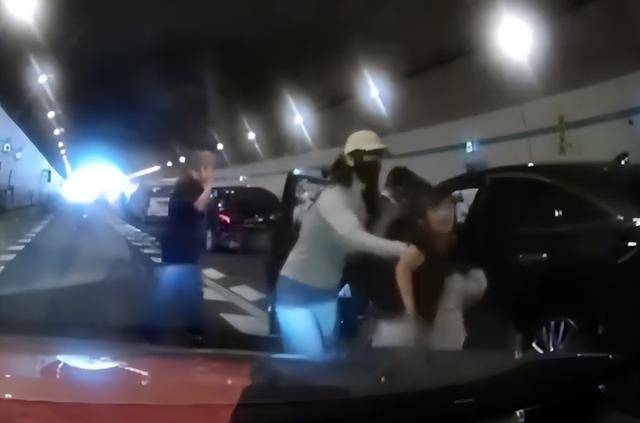 10岁男孩隧道内跪地拦车：哭得撕心裂肺<strong></p>
<p>中油资本股票</strong>，求人救他妈妈