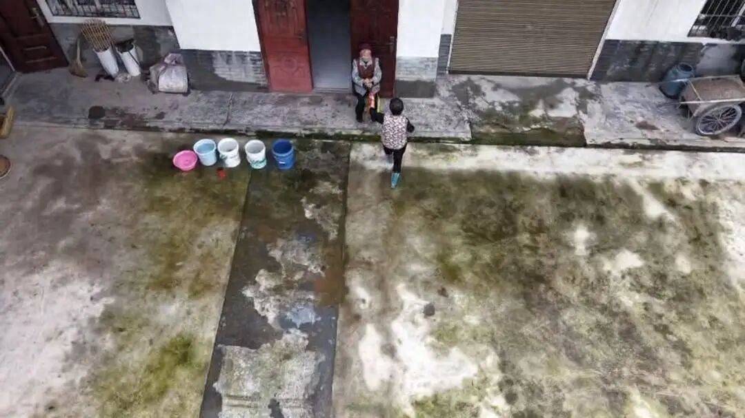 四川巴中男子宴席打包“坨子肉”<strong></p>
<p>中油资本股票</strong>，用无人机“空投”给95岁外婆