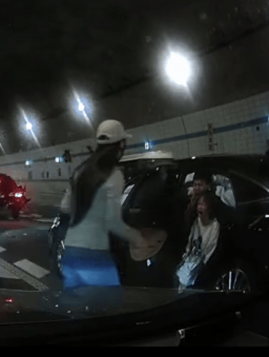 广州一男孩跪地拦车救母感动全网<strong></p>
<p>中油资本股票</strong>，妈妈回应：哭着看完视频，“没有想到孩子这么爱我”