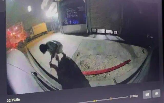 刚提的新车停路边被人放鞭炮崩损千余元<strong></p>
<p>中油资本股票</strong>,车主:因拒绝当晚挪车,20分钟后听到鞭炮声,对方还态度豪横