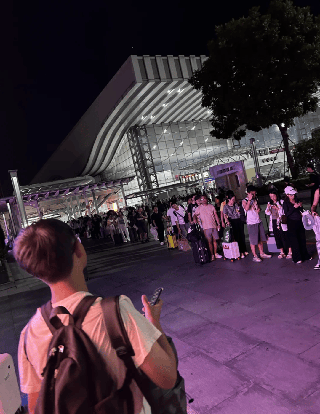 深圳北站凌晨返深被刷爆<strong></p>
<p>法拉第未来股票</strong>！附近叫车超200人？别慌！公交地铁加班护送