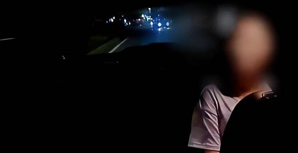 女子打车不给高速过路费<strong></p>
<p>法拉第未来股票</strong>,扬言“没钱我不给,有钱我也不给” !司机将其送回起点