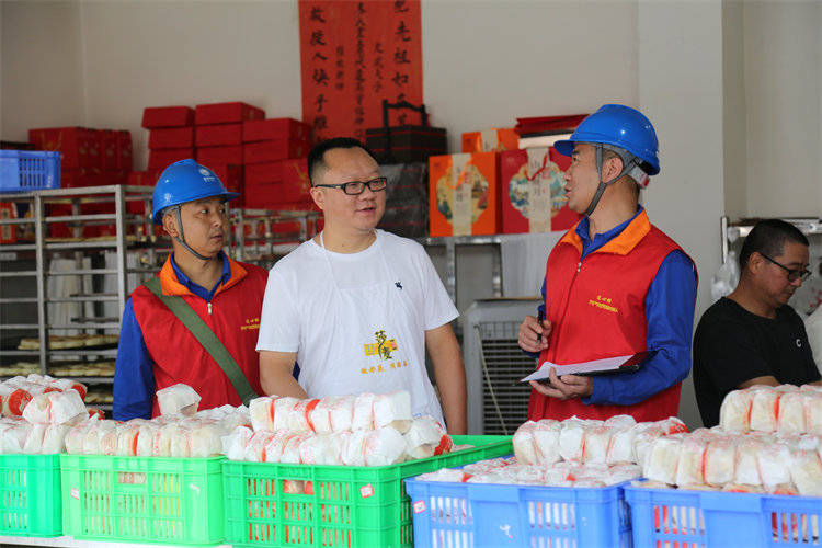 阖家团圆时<strong></p>
<p>法拉第未来股票</strong>，他们守护蓉城灯火