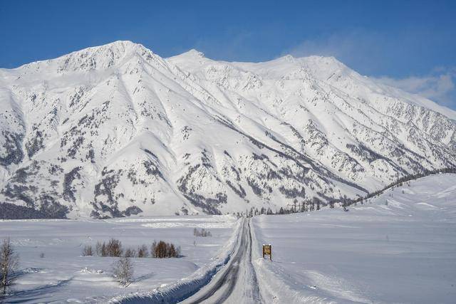 新疆喀纳斯景区遭遇降温降雪<strong></p>
<p>法拉第未来股票</strong>，道路仍处于管制状态