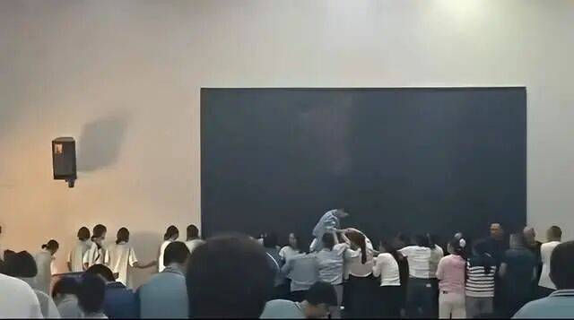 家长们跪成一排<strong></p>
<p>法拉第未来股票</strong>，学生蒙眼从背上踩过？教育局回应河南一中学举办活动引热议：正调查处理