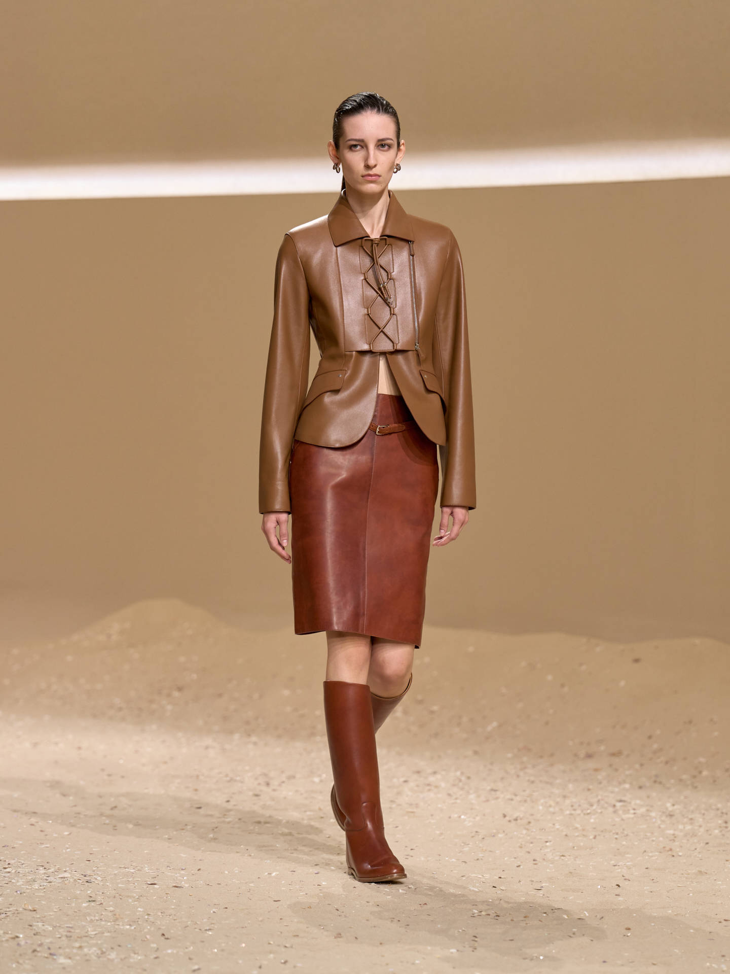 爱马仕秀场变沙滩<strong></p>
<p>法拉第未来股票</strong>，丝巾变上衣、亮色包袋注入新活力！