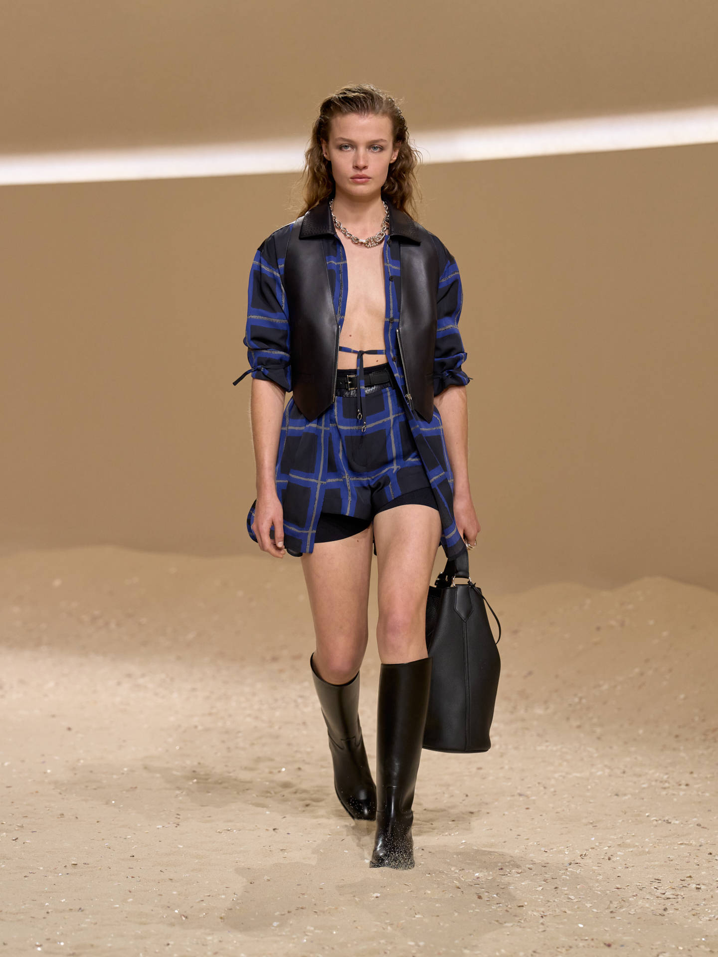 爱马仕秀场变沙滩<strong></p>
<p>法拉第未来股票</strong>，丝巾变上衣、亮色包袋注入新活力！