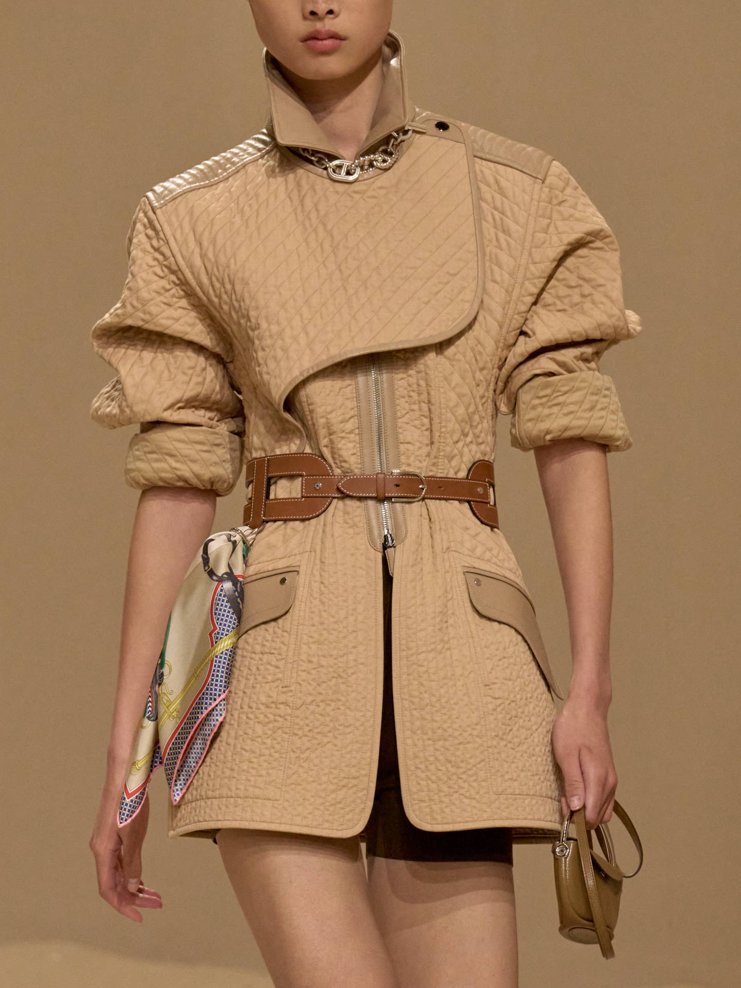 爱马仕秀场变沙滩<strong></p>
<p>法拉第未来股票</strong>，丝巾变上衣、亮色包袋注入新活力！