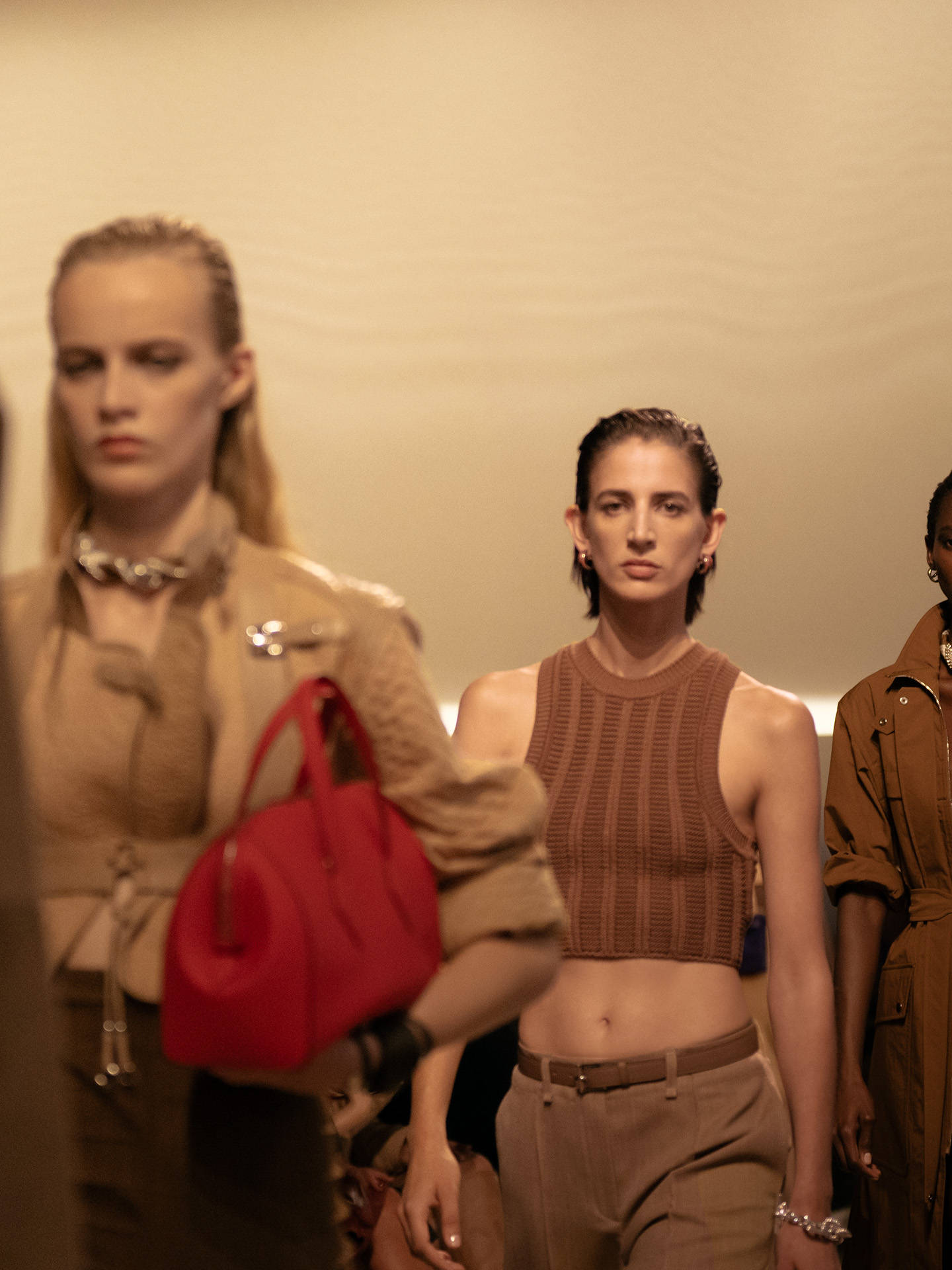 爱马仕秀场变沙滩<strong></p>
<p>法拉第未来股票</strong>，丝巾变上衣、亮色包袋注入新活力！