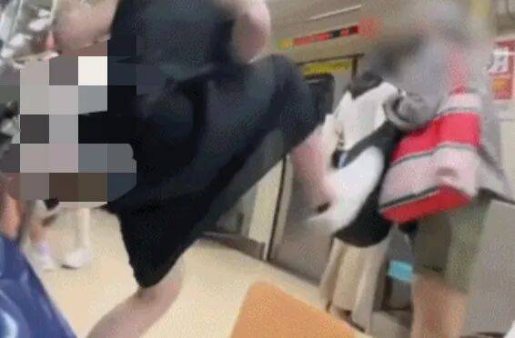 73岁老太地铁逼年轻人让座<strong></p>
<p>法拉第未来股票</strong>，被一脚踹飞！次日在超市闹事被捕，一查竟是通缉犯！