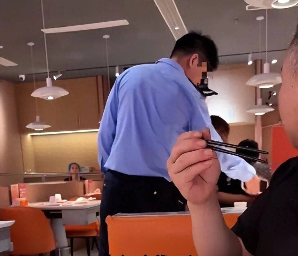 小伙和女友餐厅吃饭<strong></p>
<p>格力地产股票</strong>，被民警赶来戴铐带走；警方回应：其女友与一离家女孩“撞脸”，错抓已道歉