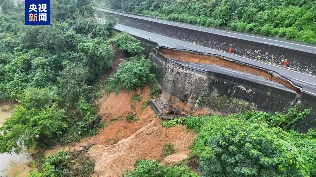 广西百色一高速公路开裂下沉！裂缝长约30米<strong></p>
<p>王府井股票</strong>，塌陷处最深超2米