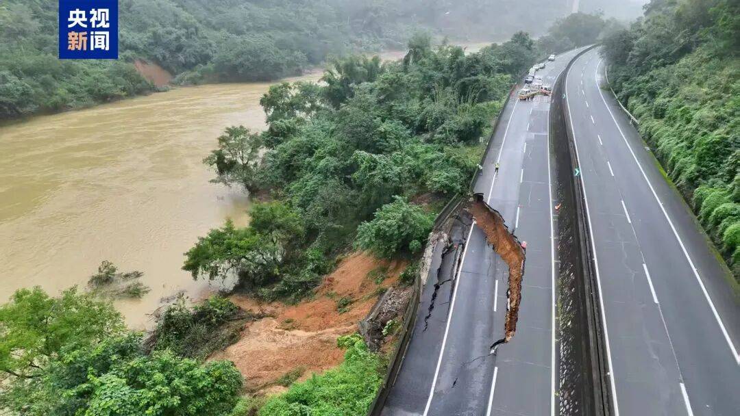 广西百色一高速公路开裂下沉！裂缝长约30米<strong></p>
<p>王府井股票</strong>，塌陷处最深超2米