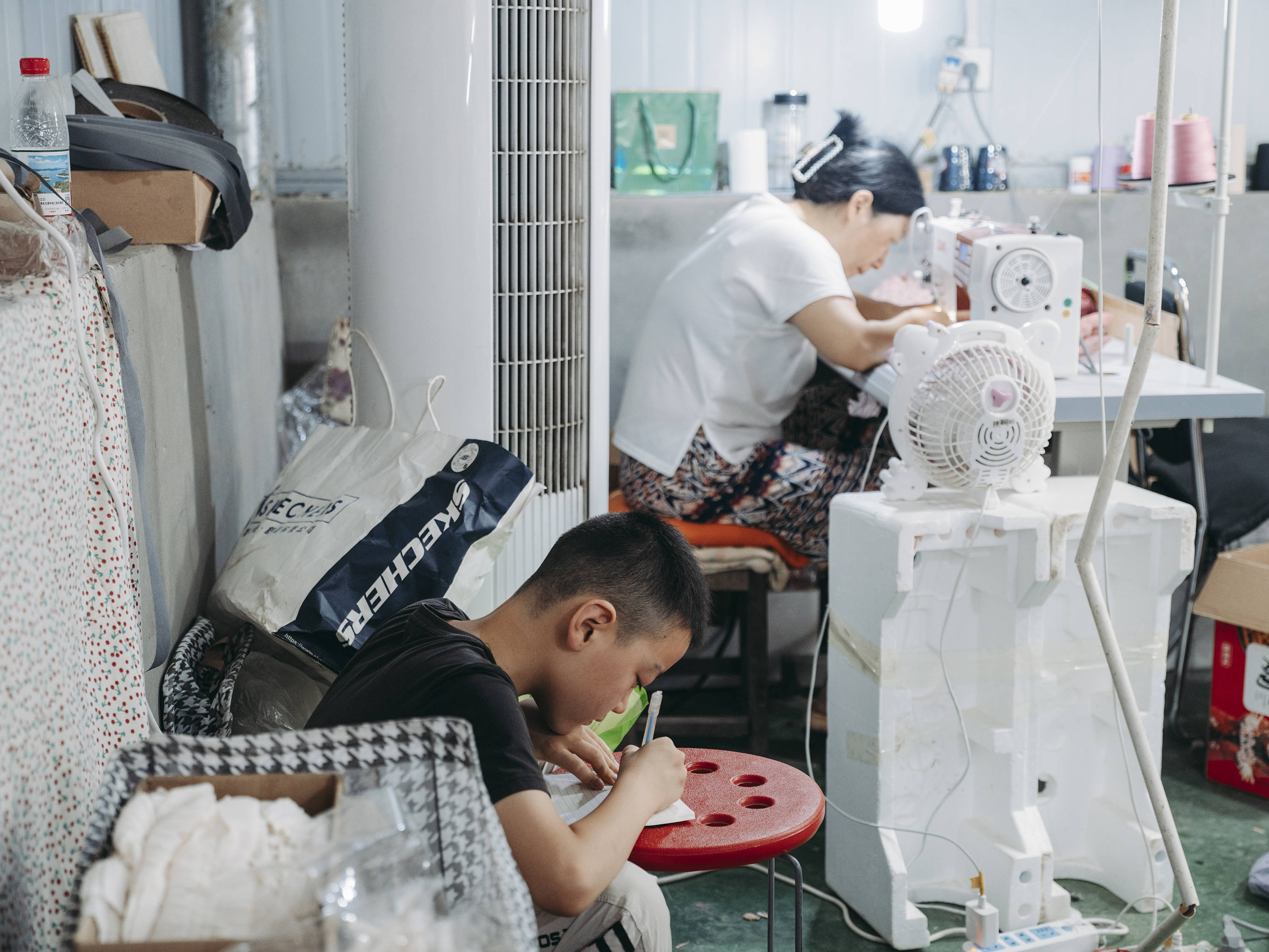 农村宝妈为潮牌玩偶做衣服 月还2千房贷