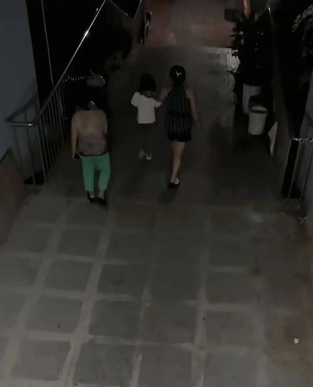 7岁女孩中秋节到同学家玩<strong></p>
<p>福耀玻璃股票</strong>，2天无人来接，警察上门发现，其单亲父亲已在家中离世……