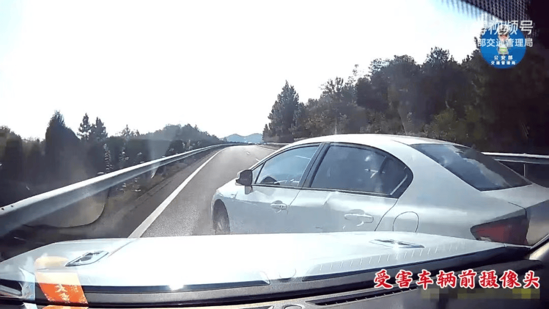 “我撒谎天打雷劈！”男子高速突然强行变道致翻车<strong></p>
<p>福耀玻璃股票</strong>，反诬赖对方
