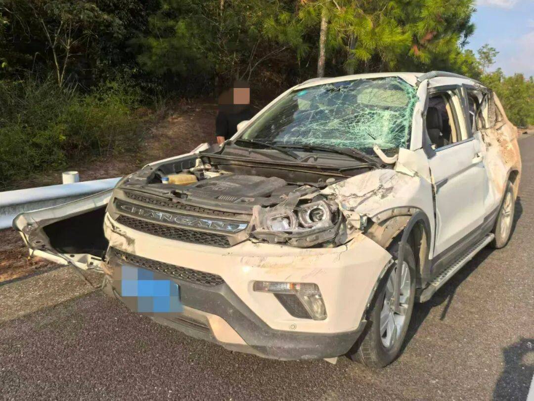 “我撒谎天打雷劈！”男子高速突然强行变道致翻车<strong></p>
<p>福耀玻璃股票</strong>，反诬赖对方