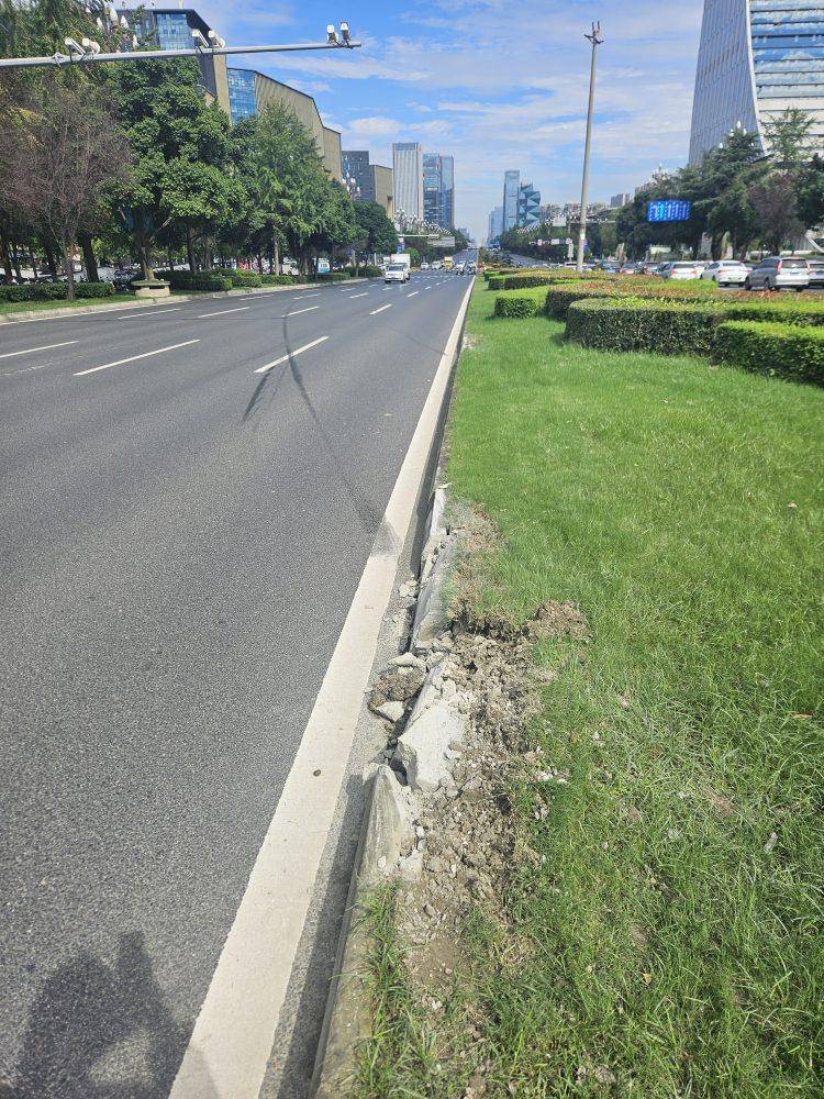 成都发生一起严重交通事故<strong></p>
<p>宁波银行股票</strong>，上游新闻实地探访：燃烧留下的印记仍在