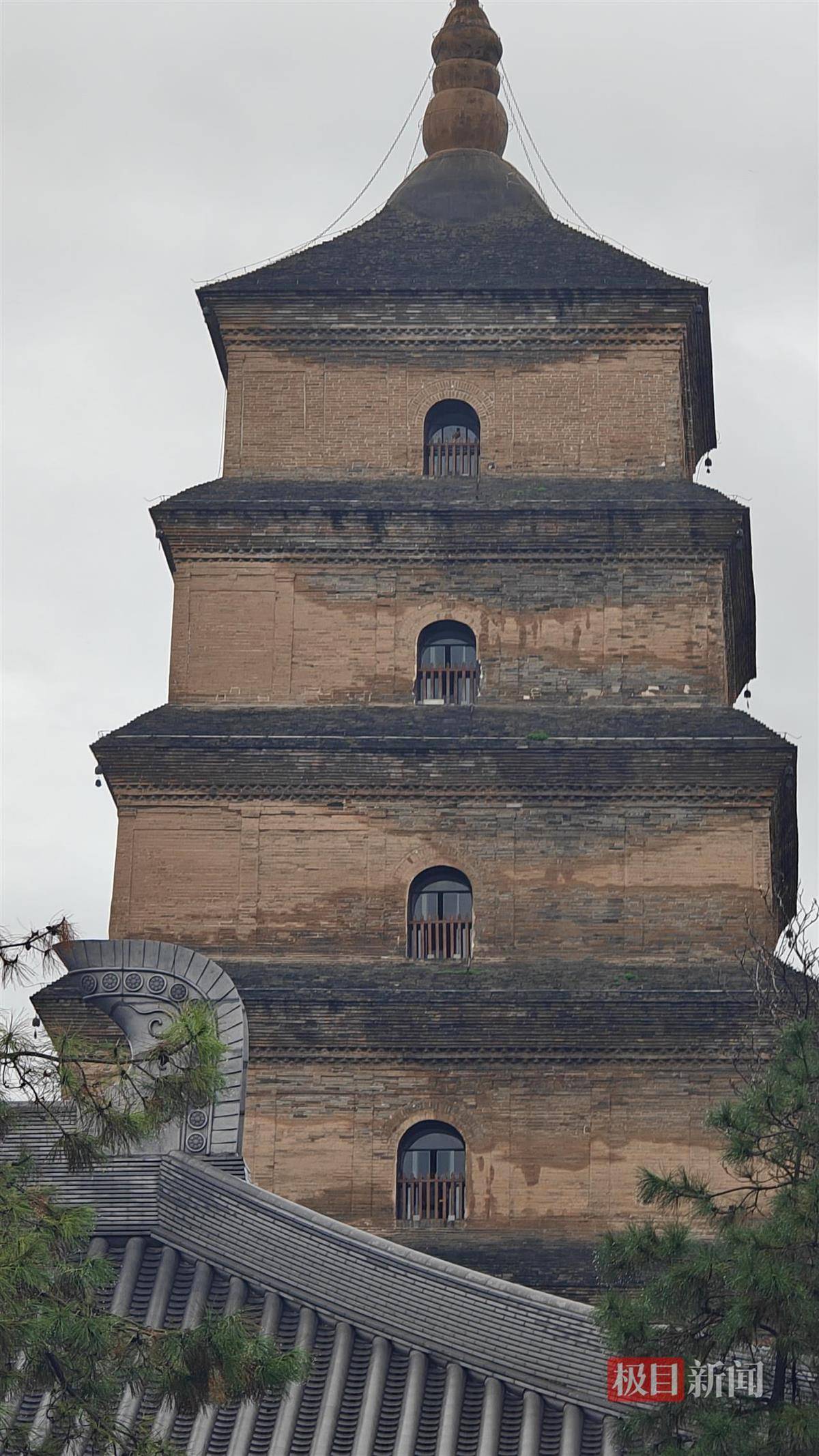 西安连续一个多月降雨遍地长蘑菇<strong></p>
<p>宁波银行股票</strong>,大雁塔受潮,城墙布满青苔,气象局解释成因