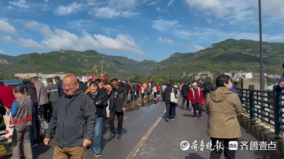 “鱼多得数不过来<strong></p>
<p>facebook股票</strong>，一网子下去能捞好几条”济南锦绣川水库开闸放水，大量鲢鱼被冲出，工作人员：禁止捕捞！