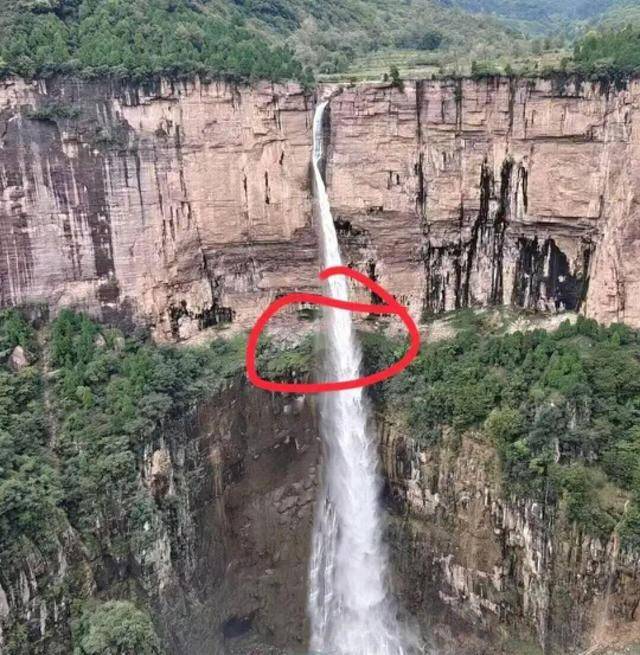 河南拍照坠崖大学生已确认身亡<strong></p>
<p>facebook股票</strong>，救援人员：遗体在水潭3米深处找到