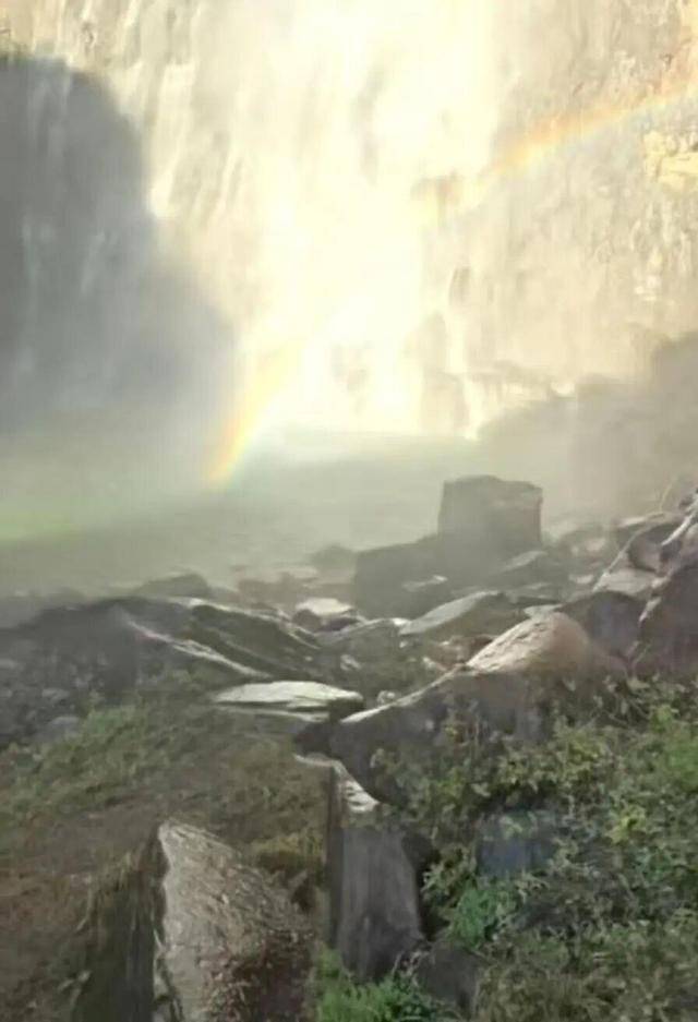 河南拍照坠崖大学生已确认身亡<strong></p>
<p>facebook股票</strong>，救援人员：遗体在水潭3米深处找到