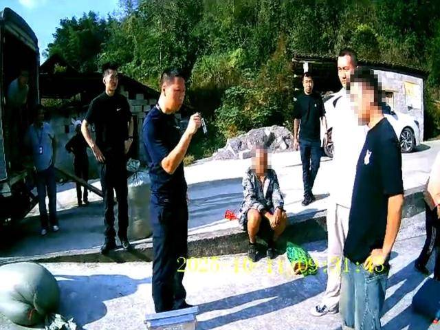 100斤玉米上秤秒变60斤?贵州一村民遭“鬼秤”骗粮!民警出手<strong></p>
<p>华友钴业股票</strong>,5人被拘