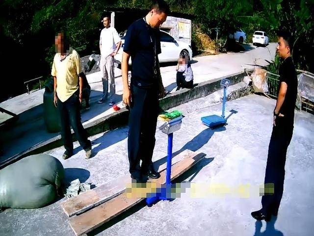 100斤玉米上秤秒变60斤?贵州一村民遭“鬼秤”骗粮!民警出手<strong></p>
<p>华友钴业股票</strong>,5人被拘