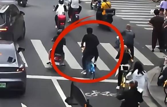 看着都疼<strong></p>
<p>华友钴业股票</strong>!上海街头一男子突然求助:10岁女儿被死死卡住!这个行为太危险→